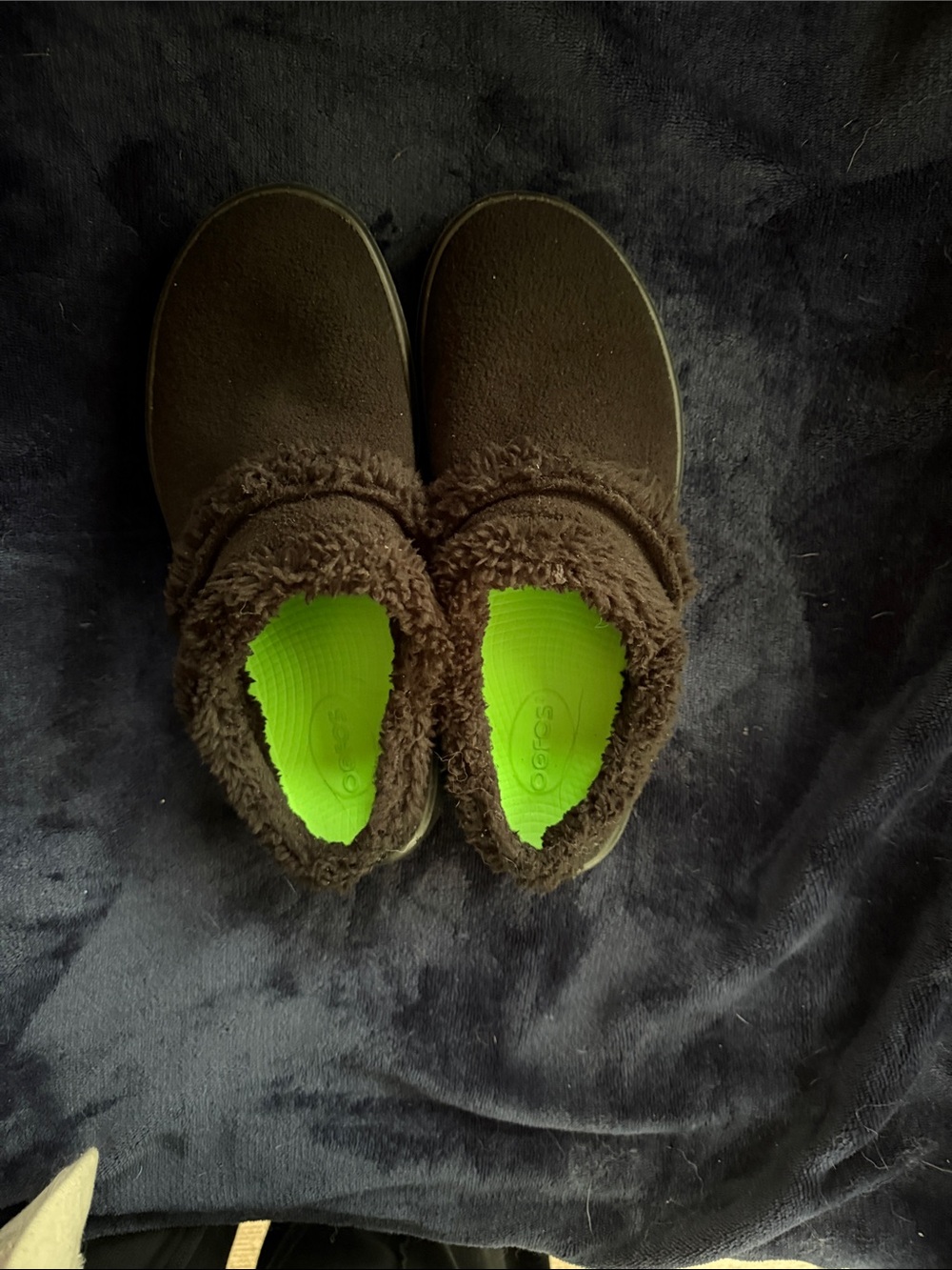 OOFOS Women’s Black Fuzzy Slip-On Slippers with Lime Green Insole sz8